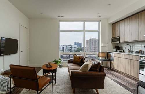 Pulaski Park Apartment | Luxury River West High-Rise N6 Gym+Rooftop+Skyline
