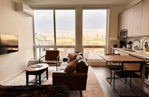 Pulaski Park Apartment | Luxury River West High-Rise N3 Gym+Rooftop+Skyline
