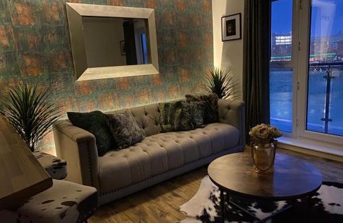 Newport Apartment | Luxury Riverfront Apartment