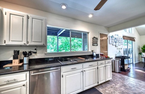 New Braunfels House | Luxury Riverfront Oasis With Boat Dock-grill-firepit!