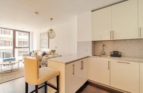 Vauxhall Apartment | Luxury Riverfront Retreat in London