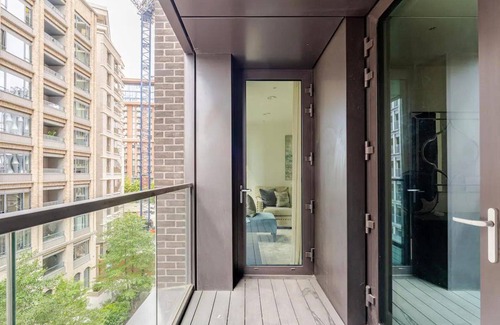 Vauxhall Apartment | Luxury Riverfront Retreat in London