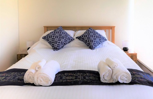 Liskeard Cabin | Luxury riverside lodge with covered terrace