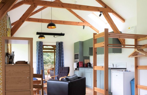 Liskeard Cabin | Luxury riverside lodge with covered terrace