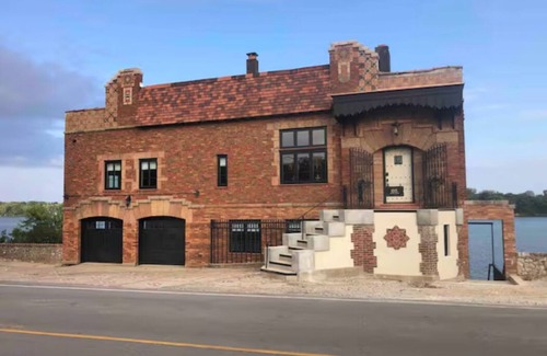 Louisville House | Luxury Riverside Stay - Historic Gaffney House Lower Level