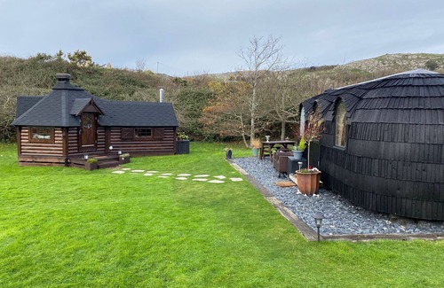 Llandudno Cabin | Luxury romantic escape just for two with stunning views, BBQ Hut and Hot tub