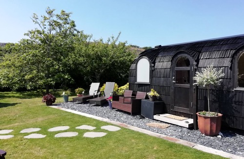 Llandudno Cabin | Luxury romantic escape just for two with stunning views, BBQ Hut and Hot tub