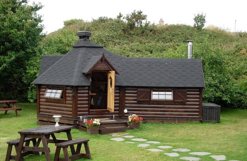 Llandudno Cabin | Luxury romantic escape just for two with stunning views, BBQ Hut and Hot tub