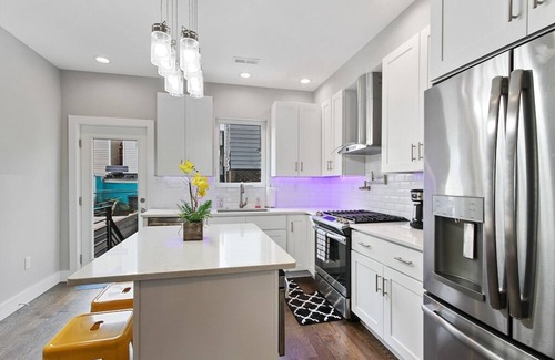 Point Breeze House | Luxury Roofdeck Retreat 4-bdrm Near Penn Chop