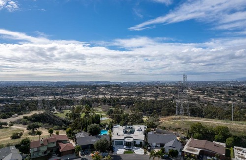 Baldwin Hills House | Luxury Room in Luxury Villa in Los Angeles with DTLA City & Pacific Ocean Views