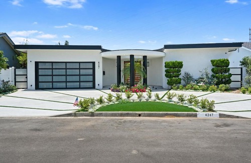 Baldwin Hills House | Luxury Room in Luxury Villa in Los Angeles with DTLA City & Pacific Ocean Views