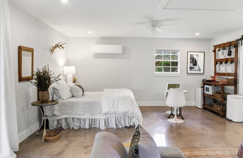 Round Top Other | Luxury Round Top Guesthouse 6m to Town Square