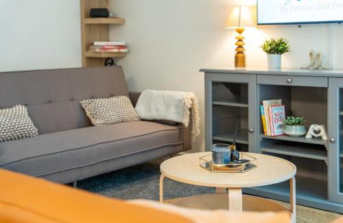 Roundhay House | Luxury Roundhay 3 Bed with Sofa Bed Tropical World