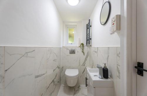 Roundhay House | Luxury Roundhay 3 Bed with Sofa Bed Tropical World