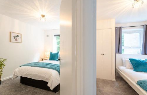 Roundhay House | Luxury Roundhay 3 Bed with Sofa Bed Tropical World