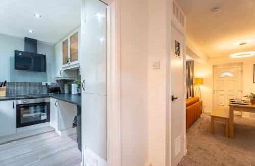 Roundhay House | Luxury Roundhay 3 Bed with Sofa Bed Tropical World