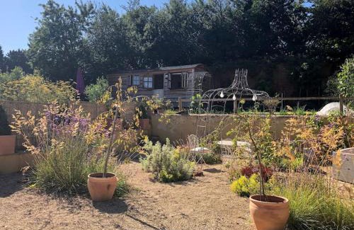 Belluton Ski Chalet | Luxury, rural Shepherds Hut with hot tub nr Bath
