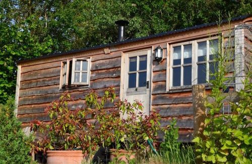 Belluton Ski Chalet | Luxury, rural Shepherds Hut with hot tub nr Bath
