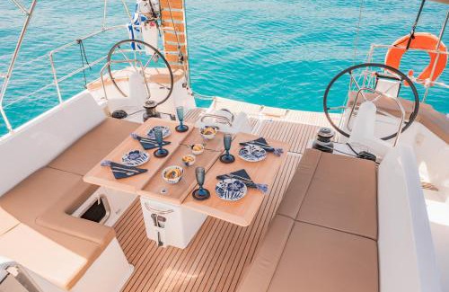 Alimos Boat Rental | Luxury Sailing Cruises in Athens with Traditional Greek Cuisine and Drinks