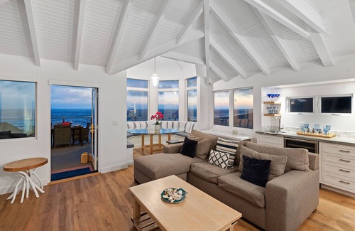Carpinteria House | Luxury Sandcastle Beachfront! Sleeps 8 - Walk Everywhere!