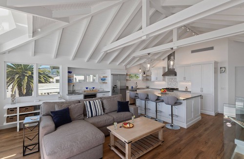 Carpinteria House | Luxury Sandcastle Beachfront! Sleeps 8 - Walk Everywhere!