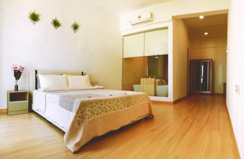 Seri Tanjung Pinang Apartment | Luxury Seaview Family Suite by Little Cabin