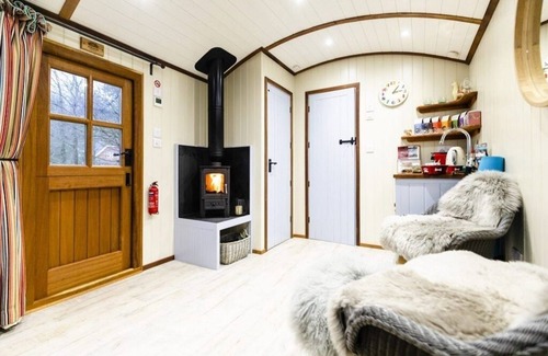 Godalming Cabin | Luxury Shepherd's Hut #4 - Overlooking Rolling Surrey Hills