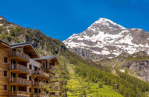 Les Boisses Apartment | Luxury Ski-in/Ski-out Apartment with Hotel Services in Tignes – Pool, Spa, Parking Included