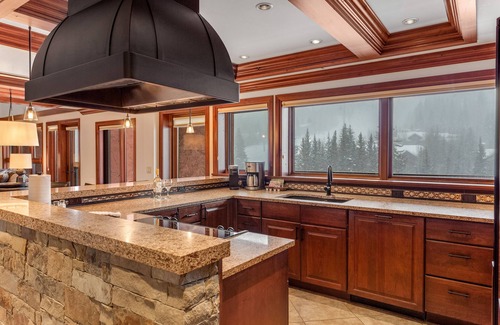 Vail Ski Chalet | Luxury ski-in/ski-out condo w/fireplace, fast WiFi, shared pool/hot tub/laundry