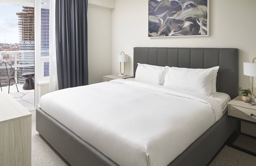 South Lake Union Hotel | Luxury Sky Suite w/Stunning Views, 3BR/2BA, Pools, Gym, Near Seattle Hotspots!