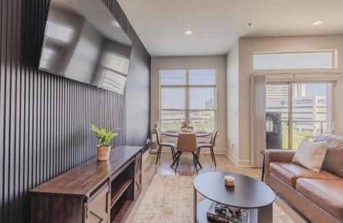 Deep Ellum Apartment | Luxury Skyline Escape, Sauna, King Bed, DT View