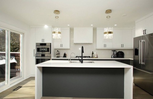 Aurora House | Luxury & Spacious 5BR Modern Villa | Stylish Stay Near Toronto