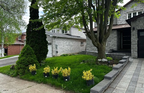 Aurora House | Luxury & Spacious 5BR Modern Villa | Stylish Stay Near Toronto