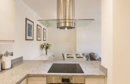 Windsor Apartment | Luxury spacious apartment, secure parking just 8 minutes walk to Windsor Castle