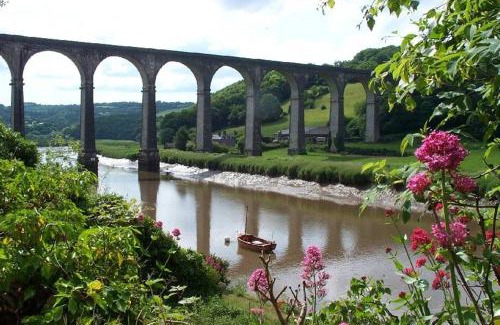 Calstock House | Luxury Spacious Cottage with River Views