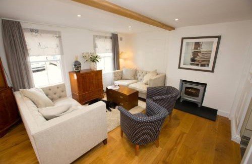 Calstock House | Luxury Spacious Cottage with River Views