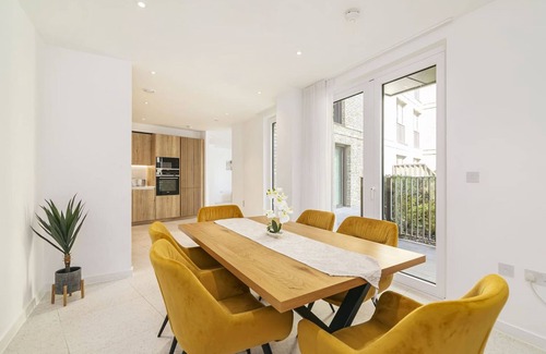 Stepney Green Apartment | Luxury Spacious Flat With Communal Gardens Parking