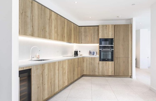 Stepney Green Apartment | Luxury Spacious Flat With Communal Gardens Parking