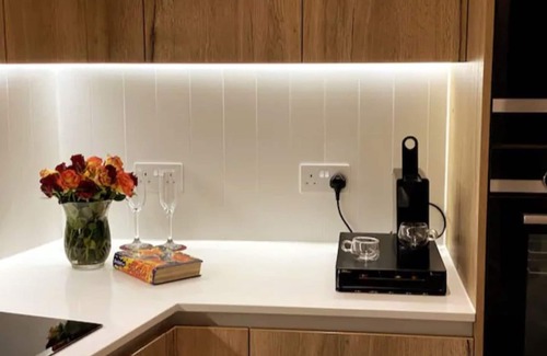 Stepney Green Apartment | Luxury Spacious Flat With Communal Gardens Parking