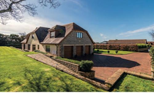 Southgate House | Luxury, Spacious Home with Private Driveway Beaches and Gower in close proximity