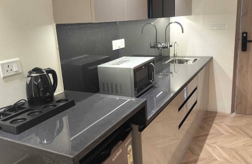 Jaypee Greens Apartment | Luxury spacious rooms in central city opp. metro station 5 min from Pari Chowk