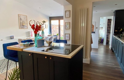 Grantham House | Luxury spacious renovated townhouse in town centre