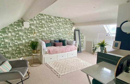 Grantham House | Luxury spacious renovated townhouse in town centre