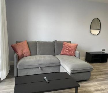 Abingdon Apartment | Luxury Square Flat - Luxury - En-Suites - 6 Guests