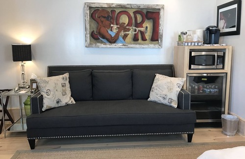 Carrollton Apartment | Luxury St.Charles Ave studio shared pool/spa, priv patio, on streetcar route