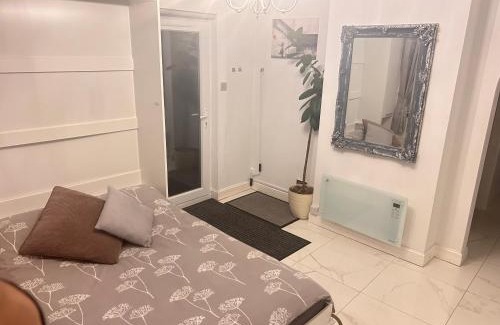 Elmers End Bed & Breakfast | Luxury studio apartment, Beckenham