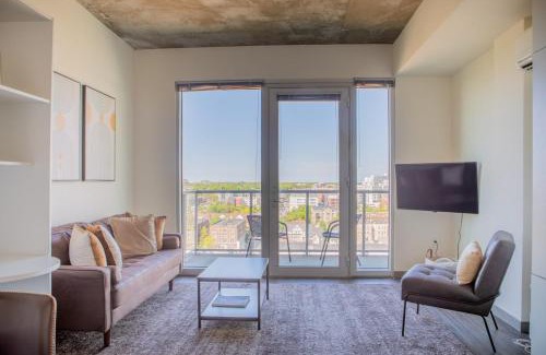 Lower East Side Apartment | Luxury Studio Apt Near Brady St with Balcony and Lake View