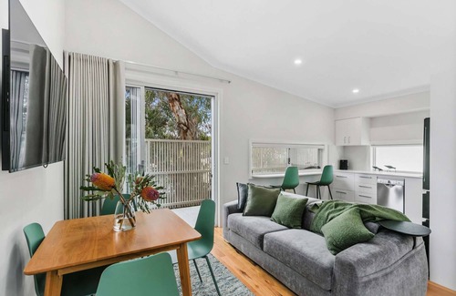 Nedlands Apartment | Luxury studio set in the trees, close to hospitals, Uni, and Cat buses