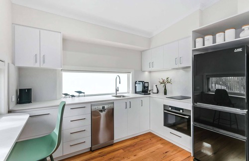 Nedlands Apartment | Luxury studio set in the trees, close to hospitals, Uni, and Cat buses