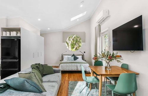 Nedlands Apartment | Luxury studio set in the trees, close to hospitals, Uni, and Cat buses